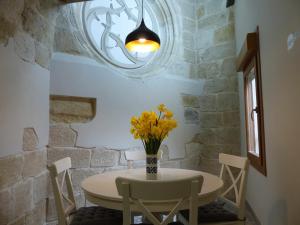 a dining room with a table and chairs and a ceiling at Apartamento Ábside de San Juan III in Estella