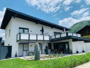 Casa blanca con balcón y césped en Hornblick Suite *NEW* Stylish 1BR + Netflix, en Kirchdorf in Tirol