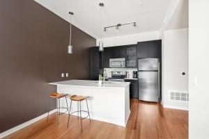 Kuchyň nebo kuchyňský kout v ubytování Luxury Oasis I Mins from TX Med Center-FREEParking