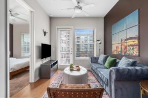 TV a/nebo společenská místnost v ubytování Luxury Oasis I Mins from TX Med Center-FREEParking + 3 fotografie