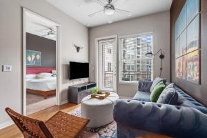 TV a/nebo společenská místnost v ubytování Luxury Oasis I Mins from TX Med Center-FREEParking