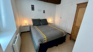 - une chambre avec un lit et 2 lampes dans l'établissement L'Escapade de Pierrefonds par Your Sweet Loc, à Pierrefonds