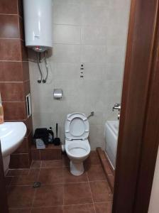 uma pequena casa de banho com WC e lavatório em Diamond Heights apartament em Bansko