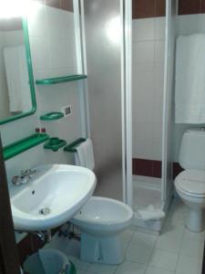 een badkamer met een wastafel, een toilet en een douche bij Residence Cervinia Due - Maisonnette nr A7A04 in Breuil-Cervinia