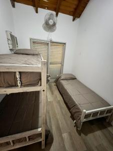 - une chambre avec 2 lits superposés et un ventilateur dans l'établissement Los Pinos - Alquileres Temporarios, à Concordia