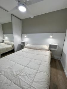 - une chambre avec un grand lit blanc dans l'établissement Los Pinos - Alquileres Temporarios, à Concordia