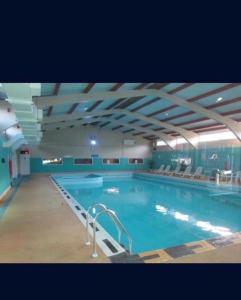 une grande piscine intérieure avec une grande piscine dans l'établissement Kingsdown Chalet, à Deal