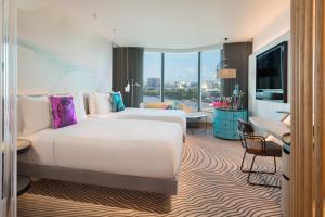 una camera d'albergo con letto e scrivania di W Brisbane a Brisbane