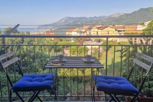 a table and chairs on a balcony with a view at GATTI e MARE in Salerno