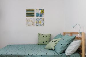 łóżko z poduszkami w sypialni w obiekcie GATTI e MARE w mieście Salerno