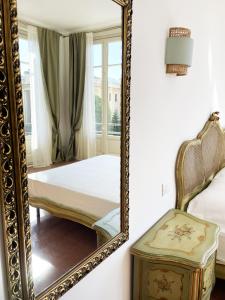 espejo en una habitación con cama y silla en B&B ISOLA Messina, en Messina