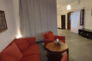 sala de estar con sofá rojo y mesa en Forest, Sea, Stone Villa, en Mouresi