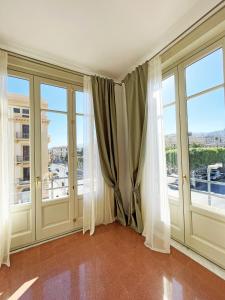 Habitación con puertas de cristal y ventanas con vistas. en B&B ISOLA Messina en Messina
