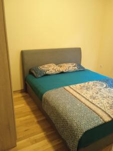 een bed met een kussen op de kamer bij Selena apartment in Podgorica
