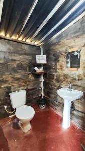 a bathroom with a toilet and a sink at Céu da Vida Eco Cabana in Pipa