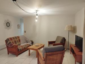 Maison de vacances pour 6 personnes au cœur du Gers電視和／或娛樂中心