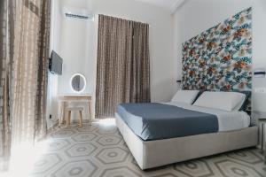 1 dormitorio con 1 cama extragrande y ventana en DOMUS MARINA Rooms, en Nápoles
