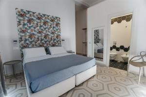 1 Schlafzimmer mit einem großen Bett und einem Badezimmer in der Unterkunft DOMUS MARINA Rooms in Neapel