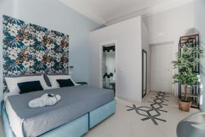 una camera da letto con un letto e due asciugamani di DOMUS MARINA Rooms a Napoli