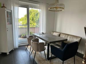 d'une salle à manger avec une table, des chaises et une fenêtre. dans l'établissement Stilvoll nah am See, à Lauterach