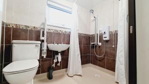 un baño con inodoro y lavabo en Saint Johns 3-bedroom House-Greater London, en Dartford 32 fotos más