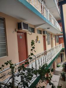 um edifício com uma varanda com uma ventoinha em HOTEL SOL Y LUNA em Iquitos