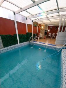 una piscina en un edificio con piscina cubierta en Hotel Florencia en Necochea