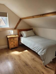 Entire 2 bed coach house in peaceful Norfolk villageにあるベッド