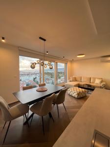 Uma área de estar em Apartment Touch The Sky Split