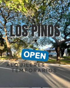 un signe qui indique los pumas openarioconsommation serateerate dans l'établissement Los Pinos - Alquileres Temporarios, à Concordia