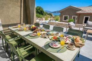 een tafel met eten en drinken op een patio bij Villa Rodamos in Karavomylos