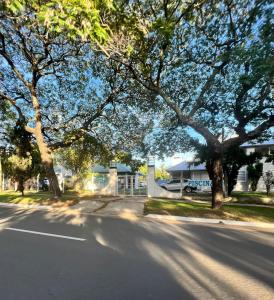 une rue bordée d'arbres dans l'établissement Los Pinos - Alquileres Temporarios, à Concordia
