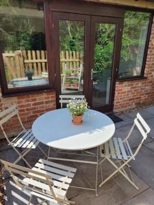 Entire 2 bed coach house in peaceful Norfolk villageにあるバルコニーまたはテラス