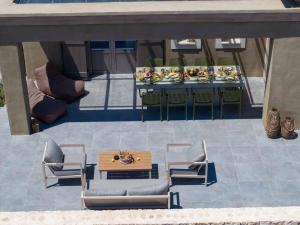 een uitzicht op een restaurant met een tafel en stoelen bij Villa Rodamos in Karavomylos