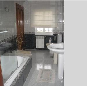 un bagno con vasca, lavandino e vasca da bagno di Apartamento en las afueras a Ribadeo Altre 37 foto