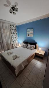 a bedroom with a large bed with a blue wall at Cosy apartment in Perea