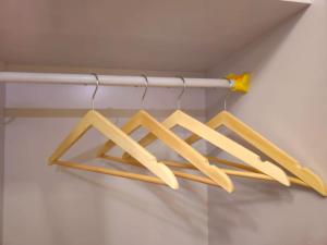 un groupe de cintres en bois suspendus au plafond dans l'établissement 1 Dream Home @ Tiara Imperio Studio 舒适与浪漫风格适合情侣, à Kajang
