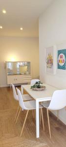 Un comedor con una mesa blanca y sillas blancas. en Sweet Domus & Terrace Citycenter, en Vila Nova de Famalicão 16 fotos más