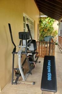 Fitness centrum a/nebo fitness zařízení v ubytování Sunbreeze Ocho Rios - A spacious, homely apartment