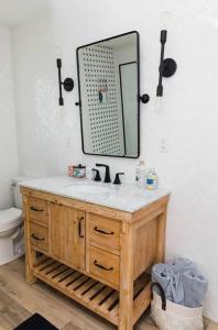 baño con lavabo y espejo en la pared en Enjoy Sunrise every morning Beach House, en Ponte Vedra Beach