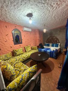 sala de estar con sofá y mesa en Dar Touijar, en Chefchaouen