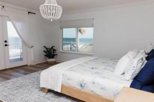 1 dormitorio con 1 cama y vistas al océano en Enjoy Sunrise every morning Beach House, en Ponte Vedra Beach