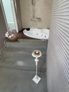 La salle de bains est pourvue d'une baignoire et d'un lavabo. dans l'établissement ACADAMIS - Suites & Junior Suites, à Turin