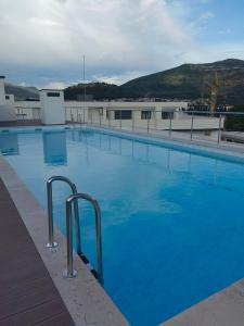 uma grande piscina com água azul no topo de um edifício em Apartman Herc em Trebinje