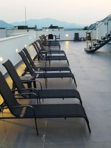 rząd krzeseł siedzących na dachu w obiekcie Apartman Herc w mieście Trebinje