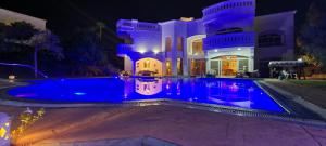 a large house with a swimming pool at night at قصر 2 in Sharm El Sheikh