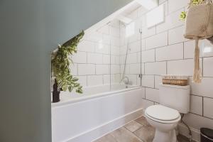 a bathroom with a toilet and a bath tub at Luxury Central Retreat with Off Road Parking in Southampton