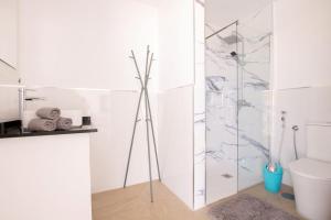 ein Badezimmer mit Toilette und Glasduschtür in der Unterkunft Casa Sunshine Paradise in Vecindario + 34 Fotos