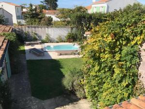 Utsikt över poolen vid Beautiful villa 4BR with jacuzzi near the beach eller i närheten
