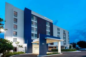 ein Bild von der Vorderseite eines Hotels in der Unterkunft SpringHill Suites by Marriott Miami Doral in Miami